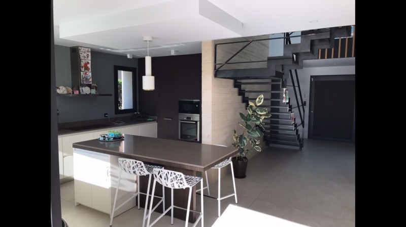 Chantier de peinture  de 850 m² à Marseille 13008 dans une maison neuve construite par l'architecte Marseillais TOGU