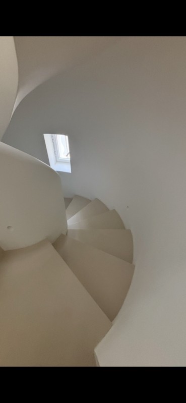 Rénovation d’un escalier en colimaçon de 70 marches en béton ciré à Marseille, 13008.