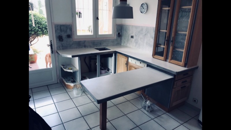 Chantier de béton ciré dans une cuisine de maison à Marignanne