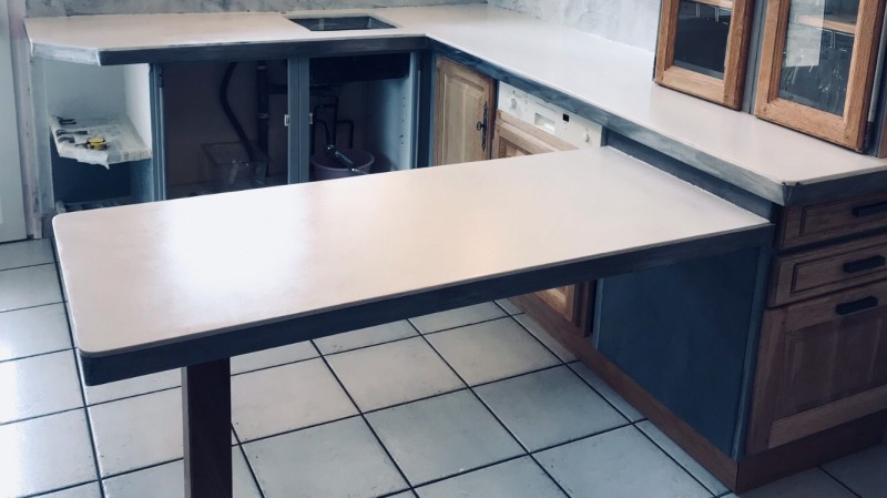 Chantier de béton ciré dans une cuisine de maison à Marignanne