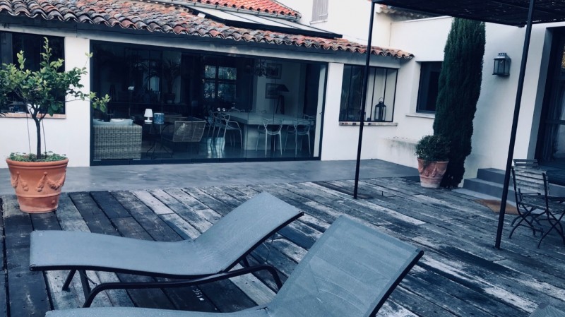 Chantier de béton ciré sur sol intérieur et extérieur à Marseille