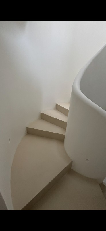 Rénovation d’un escalier en colimaçon de 70 marches en béton ciré à Marseille, 13008.