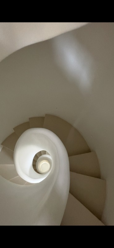 Rénovation d’un escalier en colimaçon de 70 marches en béton ciré à Marseille, 13008.