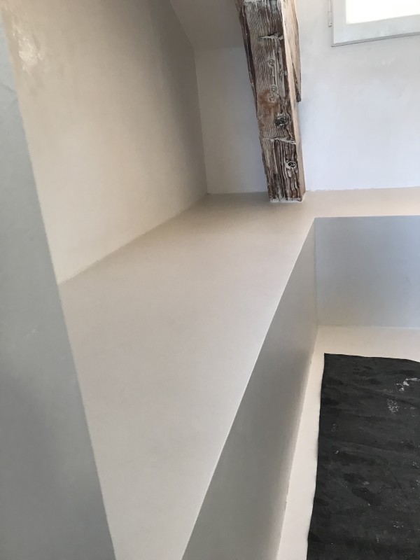 Rénovation de deux salles de bain en béton ciré pour le sol et les bancs avec application de Tadelakt sur les murs à Marseille 13008