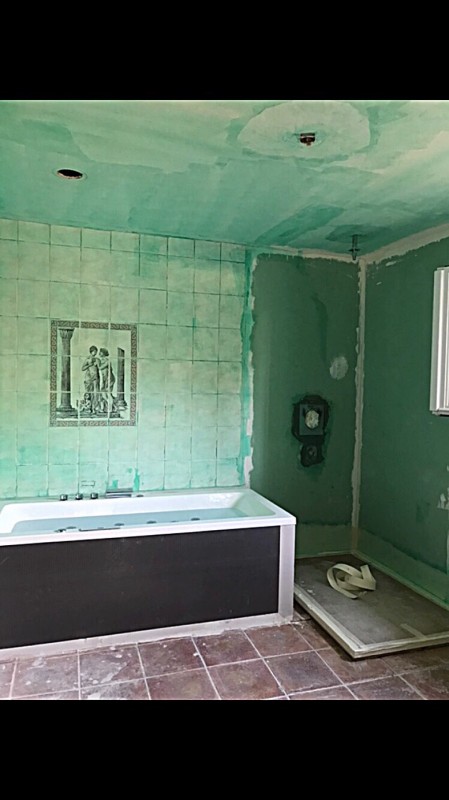 Chantier rénovation de salle de bain avec enduit mural à Ensués-la-Redonne