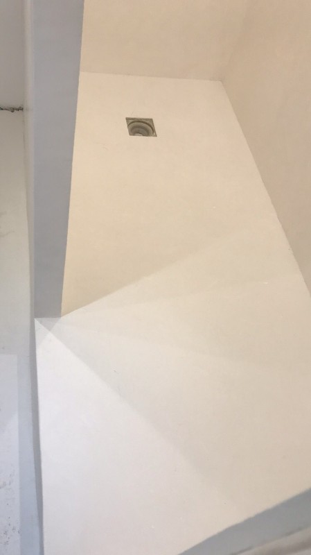 Rénovation en béton ciré de salles de bain dans une maison à Saint Cyr les Lecques