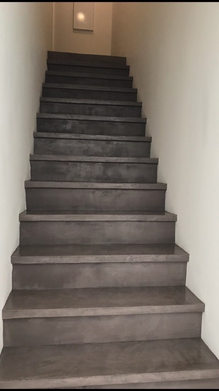 Chantier de béton ciré sur sol intérieur et extérieur à Marseille