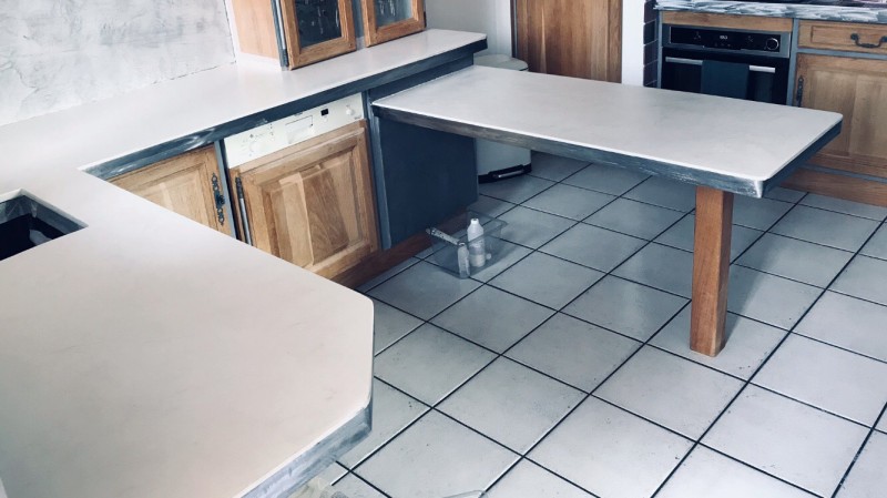 Chantier de béton ciré dans une cuisine de maison à Marignanne