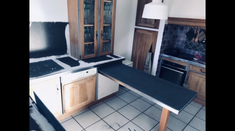 Chantier de béton ciré dans une cuisine de maison à Marignanne