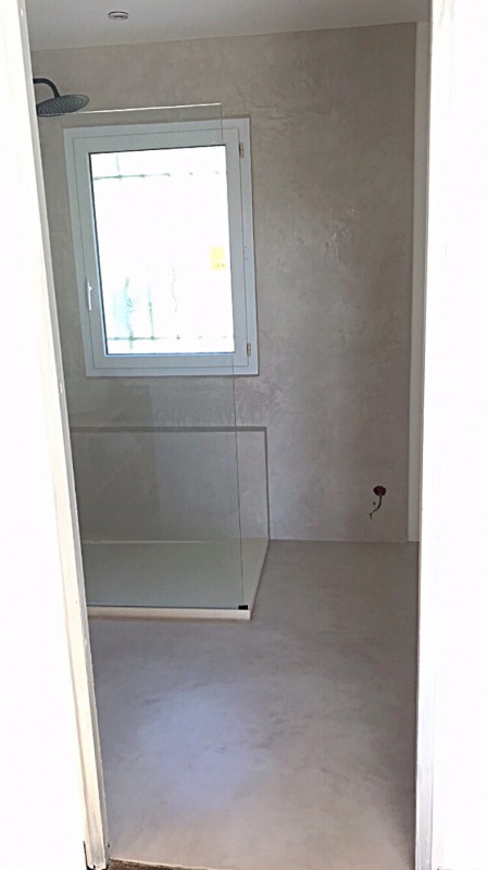 Chantier rénovation de salle de bain avec enduit mural à Ensués-la-Redonne