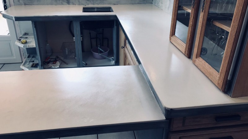 Chantier de béton ciré dans une cuisine de maison à Marignanne