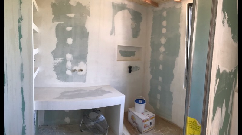 Rénovation en béton ciré de salles de bain dans une maison à Saint Cyr les Lecques