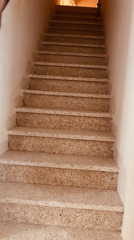 Chantier de béton ciré sur sol intérieur et extérieur à Marseille