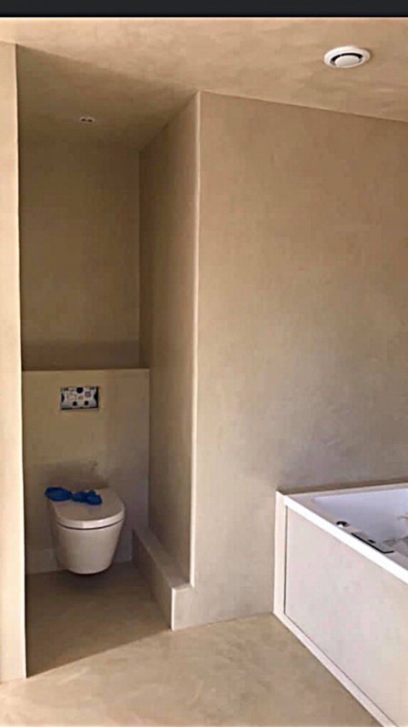 Chantier rénovation de salle de bain avec enduit mural à Ensués-la-Redonne