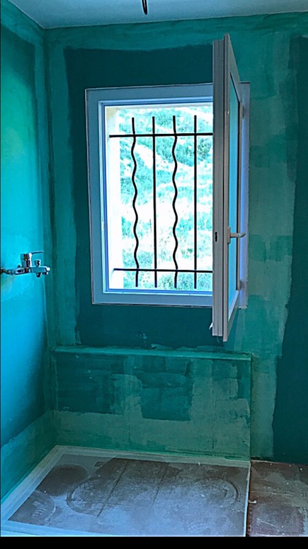 Chantier rénovation de salle de bain avec enduit mural à Ensués-la-Redonne