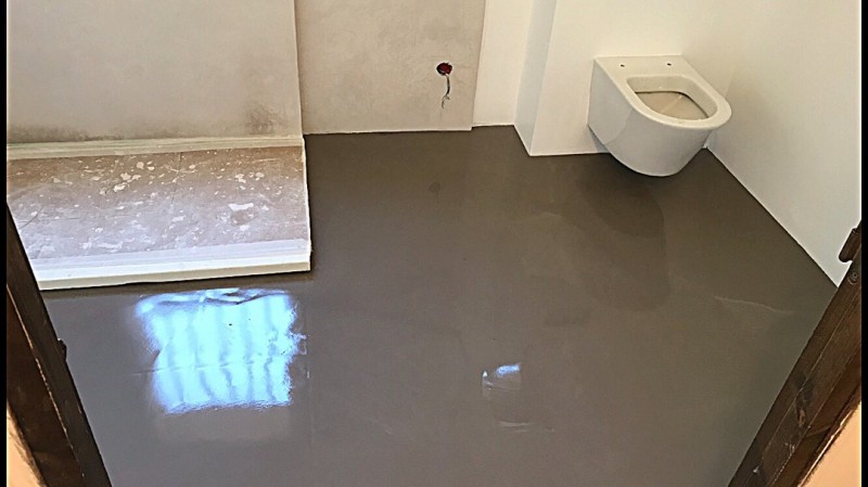 Chantier rénovation de salle de bain avec enduit mural à Ensués-la-Redonne