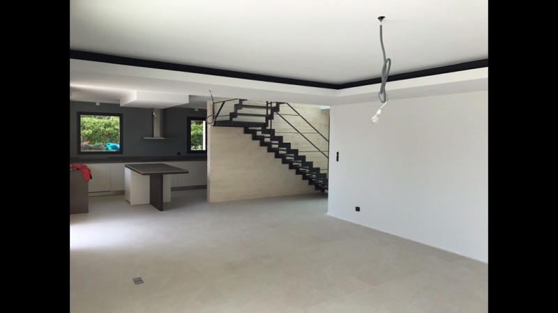 Chantier de peinture  de 850 m² à Marseille 13008 dans une maison neuve construite par l'architecte Marseillais TOGU