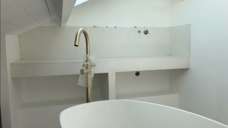 Rénovation en béton ciré de salles de bain dans une maison à Saint Cyr les Lecques