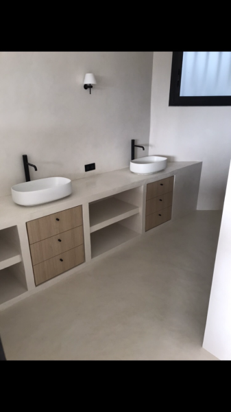 Réalisation d'une salle de bain en béton ciré beige sur carrelage et placo à Marseille dans les Bouches-du-Rhône