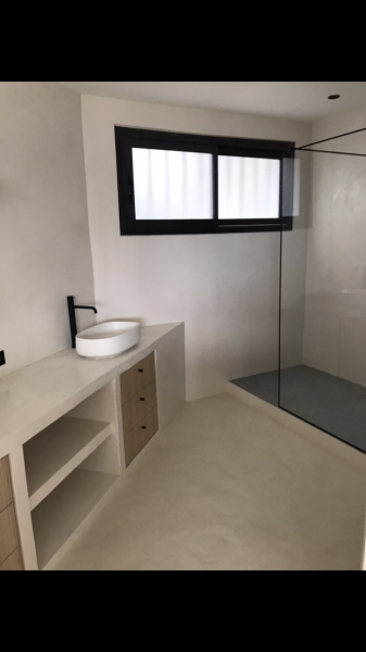 Réalisation d'une salle de bain en béton ciré beige sur carrelage et placo à Marseille dans les Bouches-du-Rhône