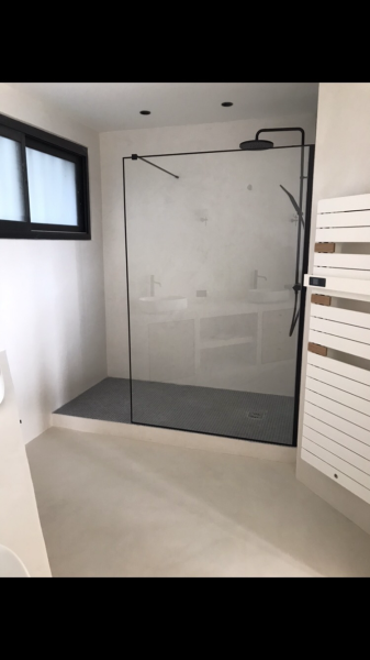 Réalisation d'une salle de bain en béton ciré beige sur carrelage et placo à Marseille dans les Bouches-du-Rhône