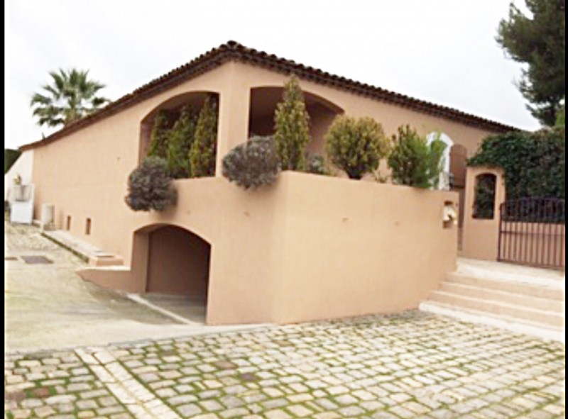 Décoration d’extérieur et d’intérieur d’une maison à Marseille.