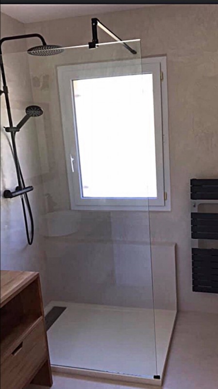 Chantier rénovation de salle de bain avec enduit mural à Ensués-la-Redonne