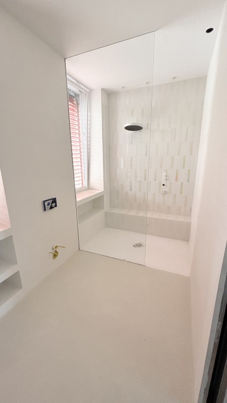 Rénovation de deux salles de bain en béton ciré pour le sol et les bancs avec application de Tadelakt sur les murs à Marseille 13008