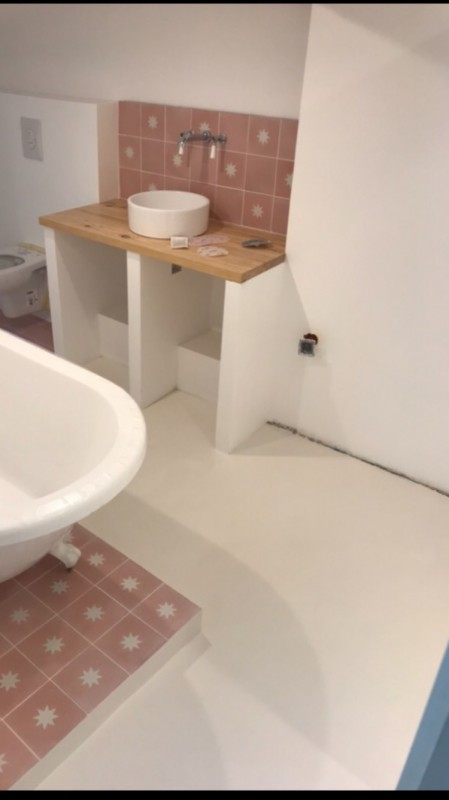Rénovation en béton ciré de salles de bain dans une maison à Saint Cyr les Lecques