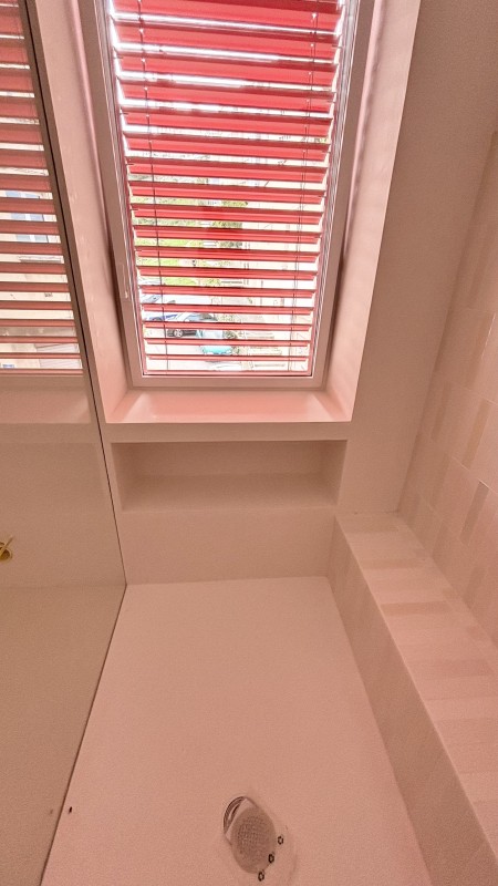 Rénovation de deux salles de bain en béton ciré pour le sol et les bancs avec application de Tadelakt sur les murs à Marseille 13008