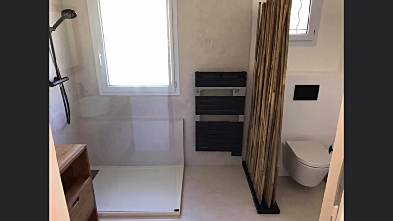 Chantier rénovation de salle de bain avec enduit mural à Ensués-la-Redonne