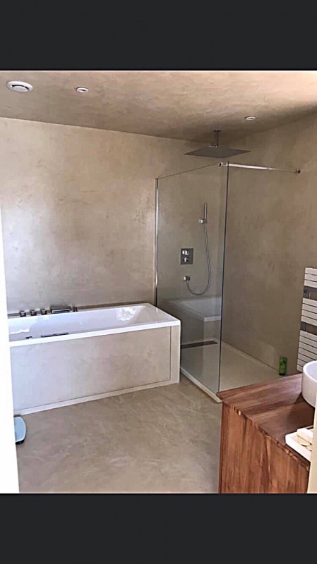 Chantier rénovation de salle de bain avec enduit mural à Ensués-la-Redonne