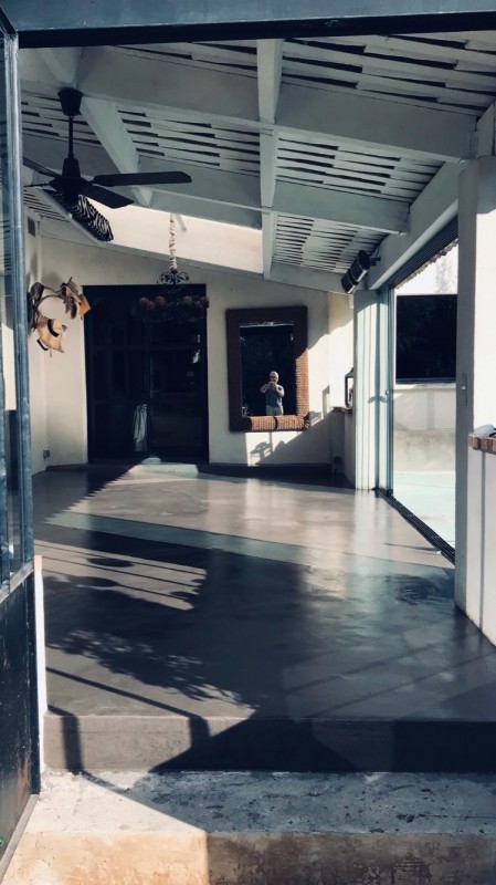 Chantier de béton ciré sur sol intérieur et extérieur à Marseille