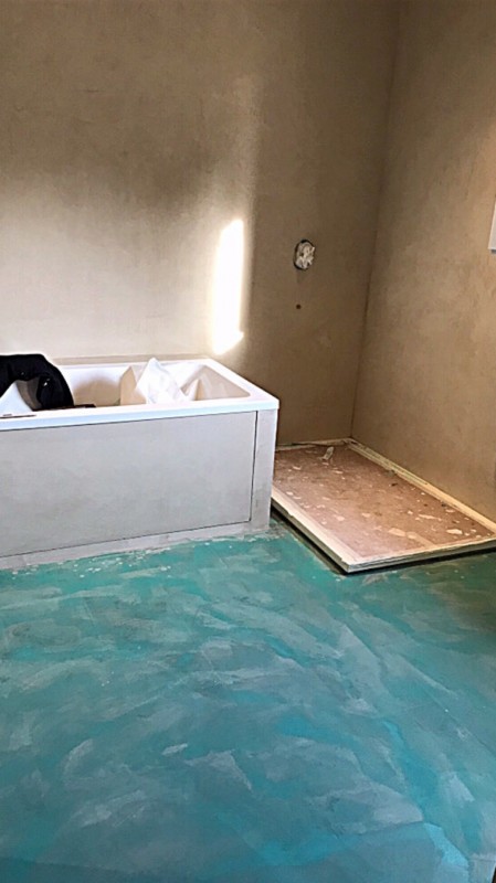 Chantier rénovation de salle de bain avec enduit mural à Ensués-la-Redonne