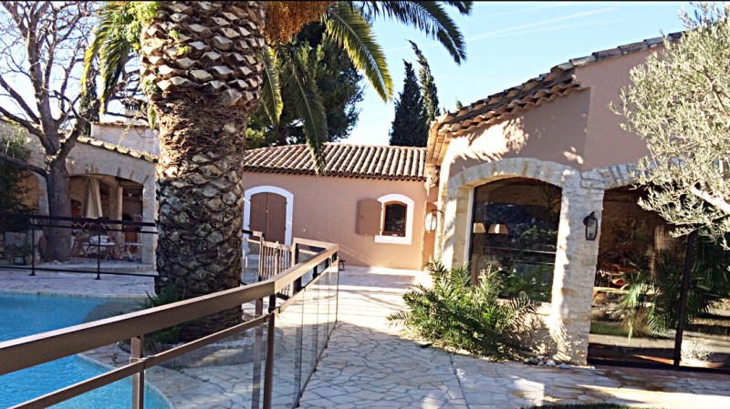 Décoration d’extérieur et d’intérieur d’une maison à Marseille.
