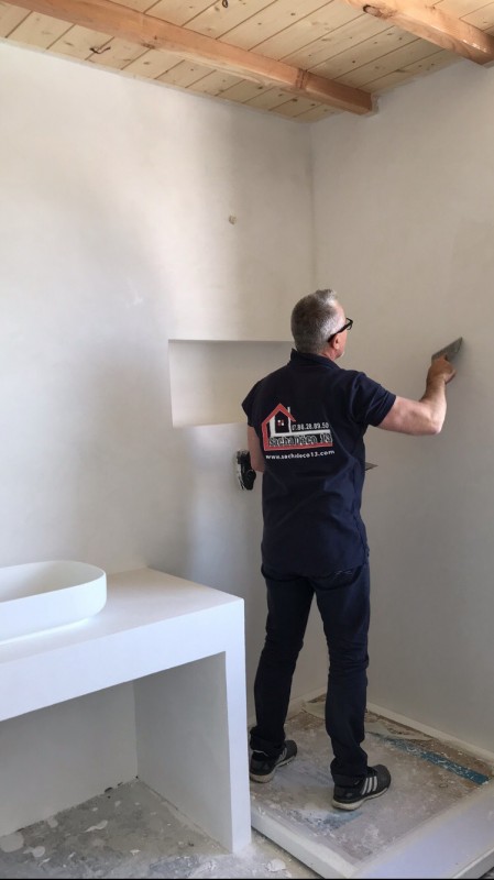 Rénovation en béton ciré de salles de bain dans une maison à Saint Cyr les Lecques