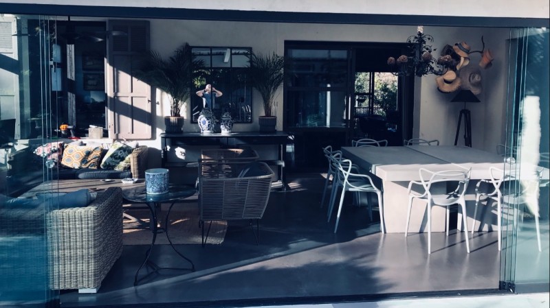 Chantier de béton ciré sur sol intérieur et extérieur à Marseille