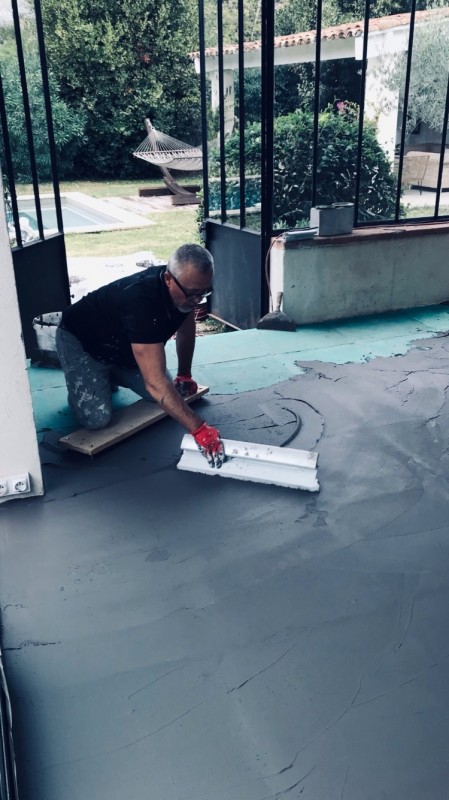 Chantier de béton ciré sur sol intérieur et extérieur à Marseille