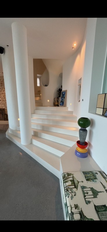 Rénovation d’un escalier en colimaçon de 70 marches en béton ciré à Marseille, 13008.