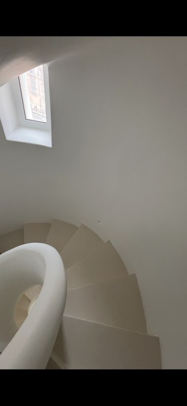 Rénovation d’un escalier en colimaçon de 70 marches en béton ciré à Marseille, 13008.