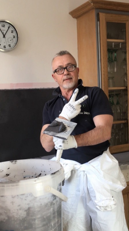 Chantier de béton ciré dans une cuisine de maison à Marignanne