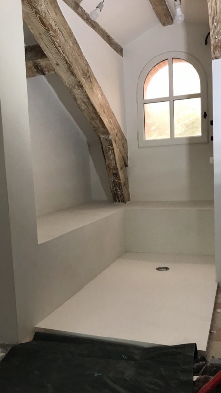 Rénovation de deux salles de bain en béton ciré pour le sol et les bancs avec application de Tadelakt sur les murs à Marseille 13008