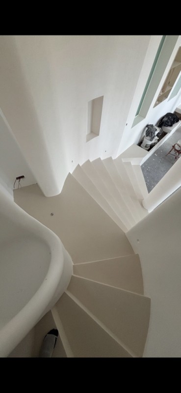Rénovation d’un escalier en colimaçon de 70 marches en béton ciré à Marseille, 13008.