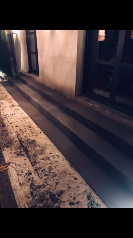 Chantier de béton ciré sur sol intérieur et extérieur à Marseille