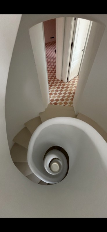 Rénovation d’un escalier en colimaçon de 70 marches en béton ciré à Marseille, 13008.