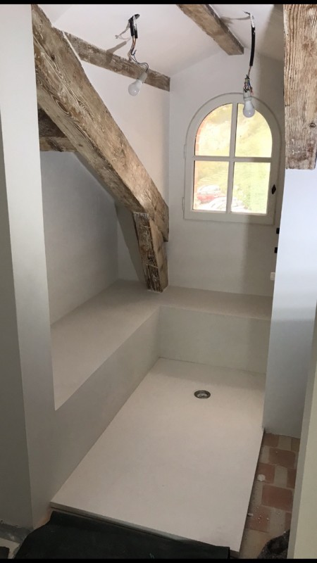 Rénovation de deux salles de bain en béton ciré pour le sol et les bancs avec application de Tadelakt sur les murs à Marseille 13008