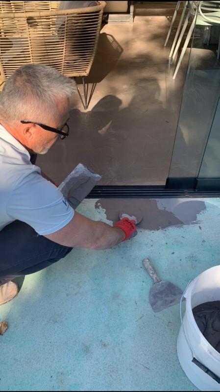 Chantier de béton ciré sur sol intérieur et extérieur à Marseille