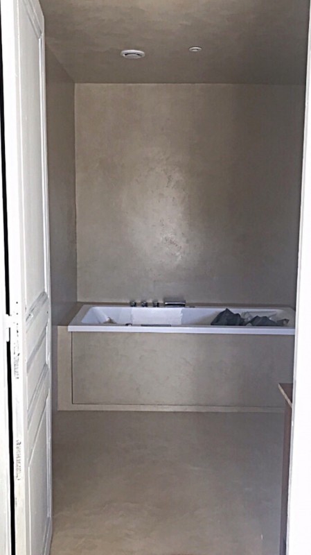 Chantier rénovation de salle de bain avec enduit mural à Ensués-la-Redonne