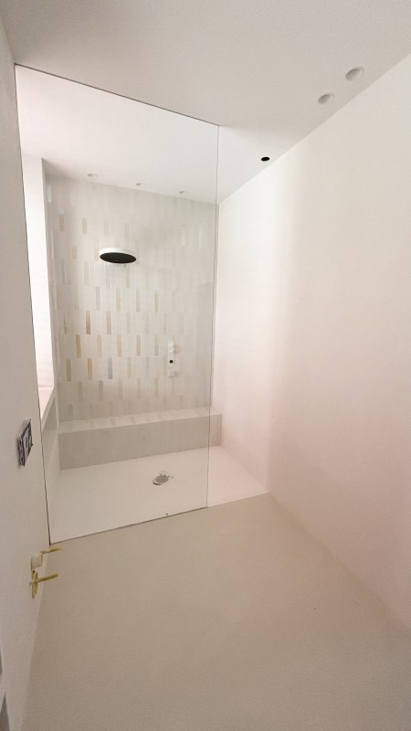 Rénovation de deux salles de bain en béton ciré pour le sol et les bancs avec application de Tadelakt sur les murs à Marseille 13008