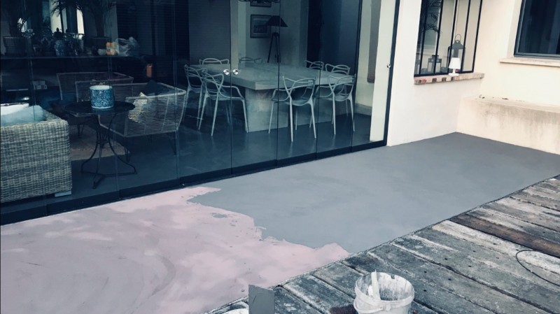 Chantier de béton ciré sur sol intérieur et extérieur à Marseille